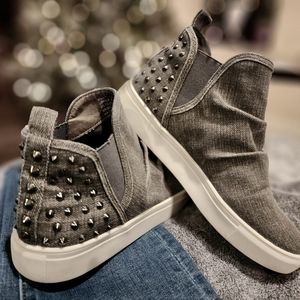 VERY G - MACEY SLIP ON STUDDED SNEAKERS - CHARCOAL/GREY
